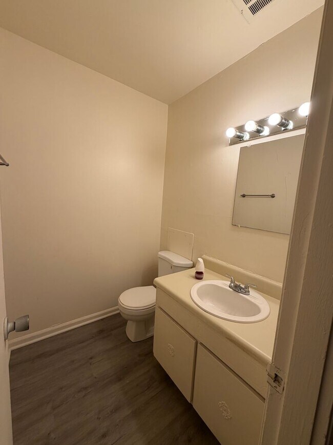 Building Photo - Charming 2 Bedroom, 2 Bath Condo available in South Charlotte!