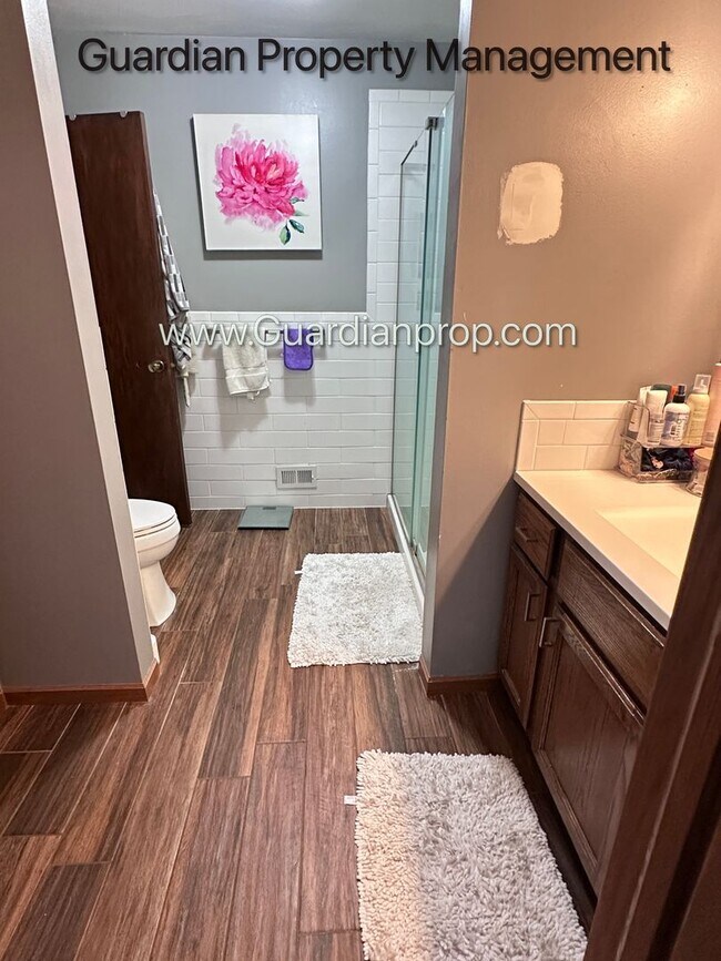 Building Photo - St Louis Park 2 Bedroom Town Home, Dishwasher, 1 Car Garage, Central Air, W/D