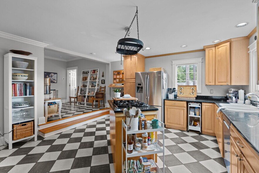 Building Photo - 2050 Midland Rd