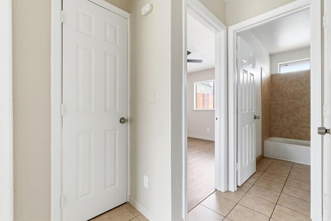 Building Photo - 616 S Irwin St