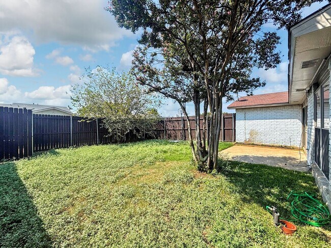Building Photo - Effortless Living in a Beautifully Modernized Space!