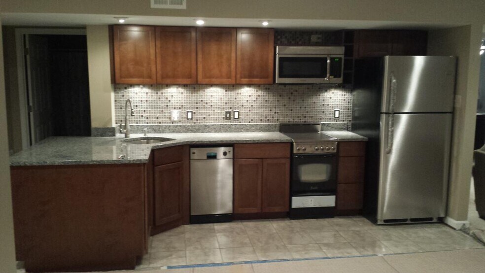 Building Photo - 6021 Woodlake Ln