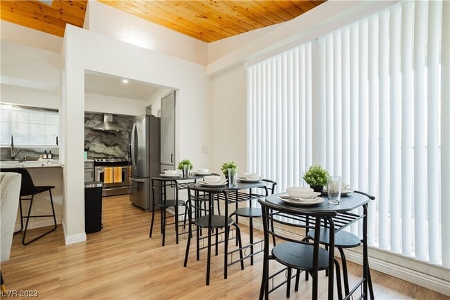 Building Photo - 2205 Santa Paula Dr