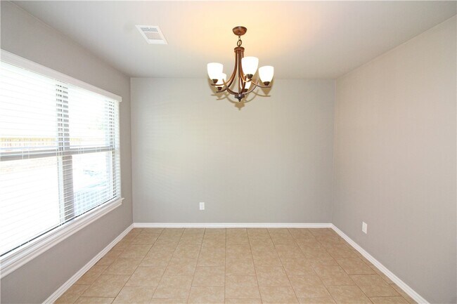 Building Photo - 902 SW Caprington St