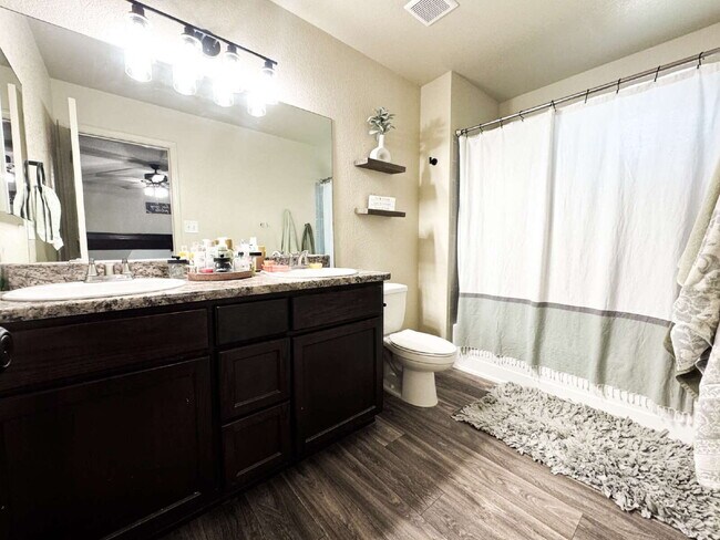 Building Photo - "Spacious 3 Beds, 2 baths Home with Inviti...