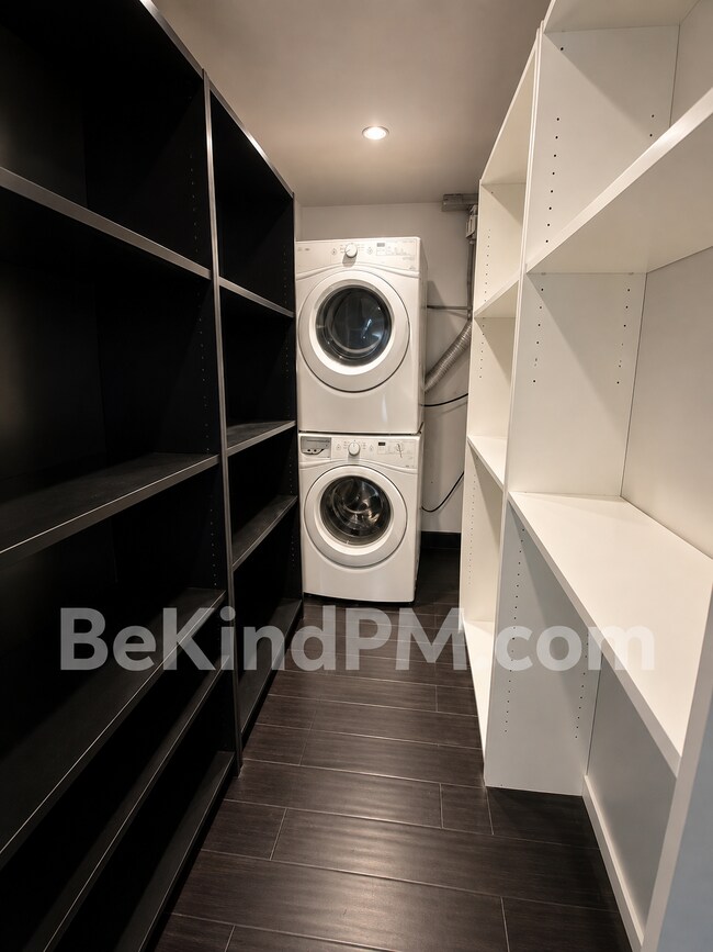 Building Photo - Spacious, Bright & Pet Friendly!