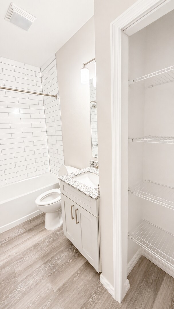 Building Photo - Hidden Gem! Beautiful 3/2 Duplex