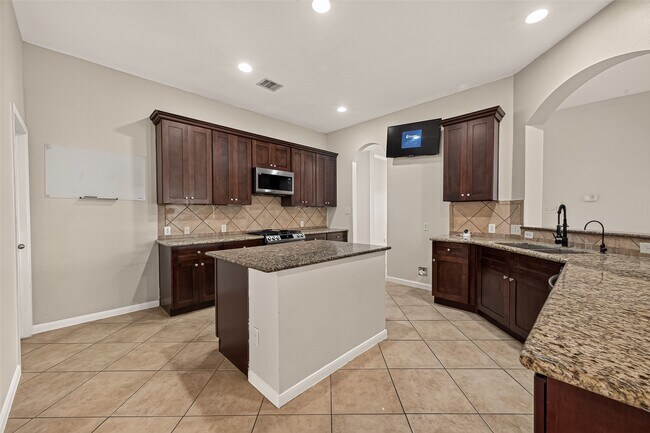 Building Photo - 706 Silver Creek Cir