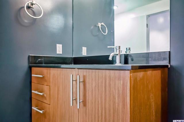 Building Photo - 530 S Hewitt St