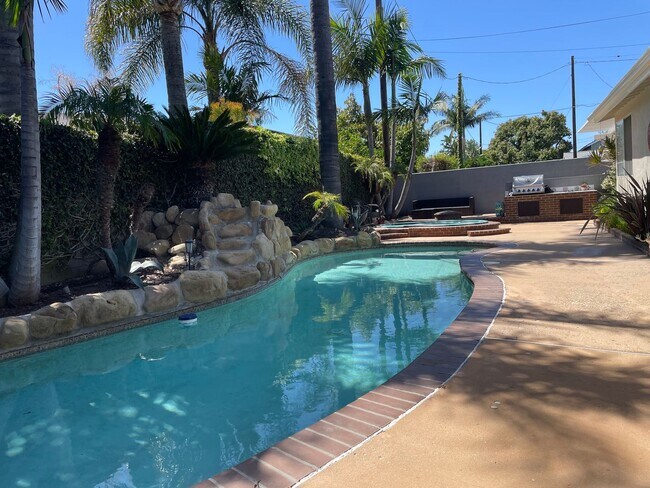 Building Photo - Spacious East Ventura 4 Bedroom 2 Bath Pool Home