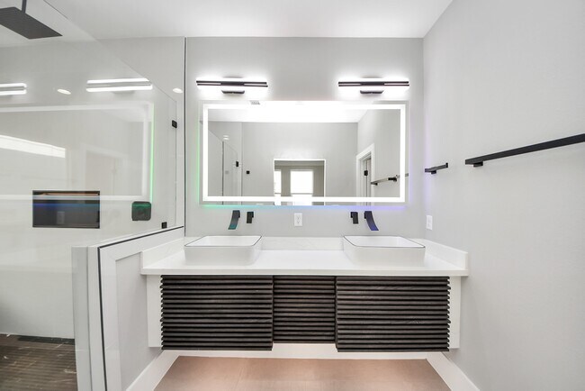 Building Photo - 602 W 28th St