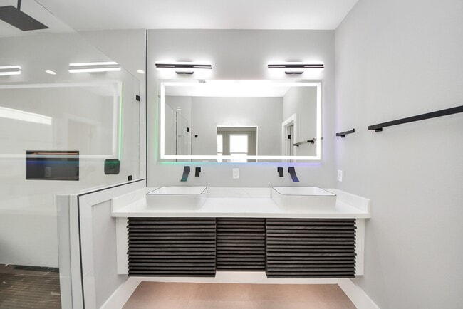 Building Photo - 604 W 28th St