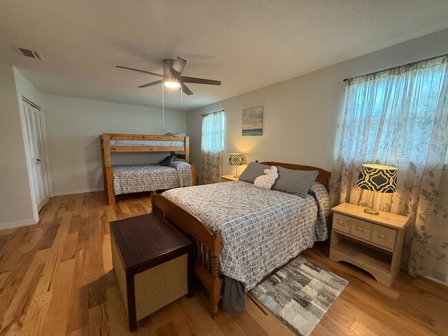 Building Photo - Updated 2 Bedroom 2 Bathroom House Available Mid-January