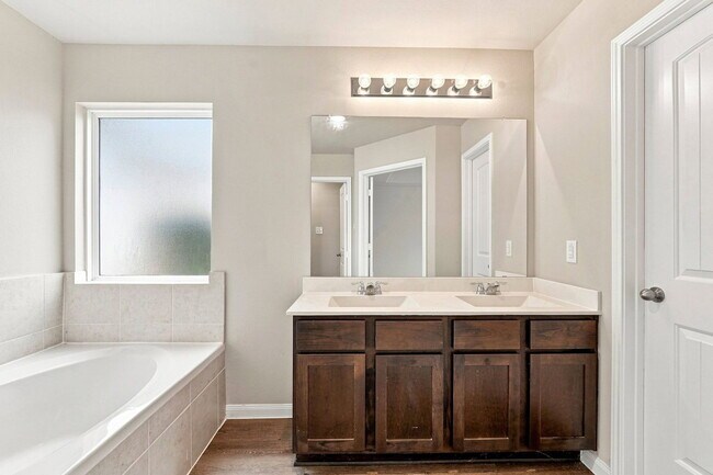 Building Photo - 5323 Brooklyn Rose Dr