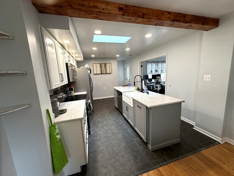 Building Photo - 2119 Oaklyn Dr