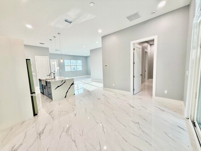 Building Photo - 660 NE Moss Rose Pl