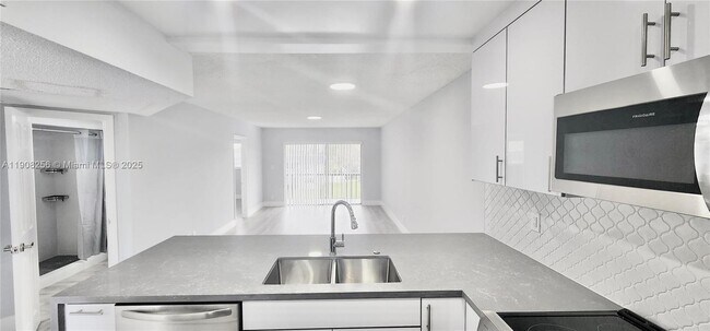 Building Photo - 8040 N Colony Cir