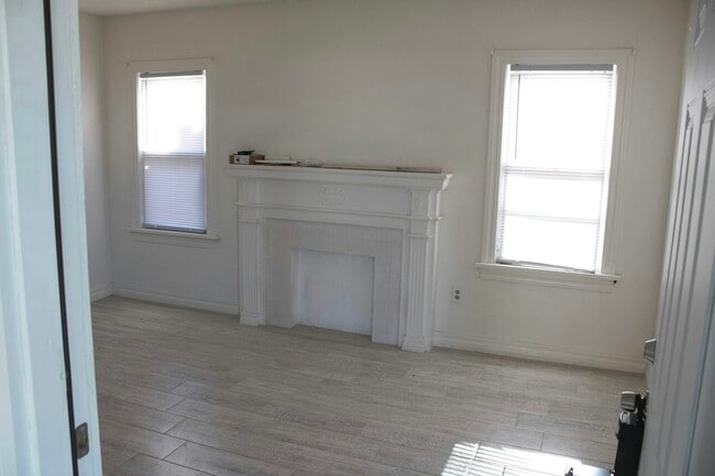 Building Photo - 2420 NE 25th St