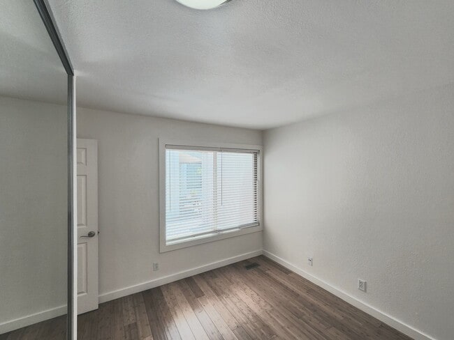 Building Photo - Spacious & bright 3 bedroom 2 bath home in...