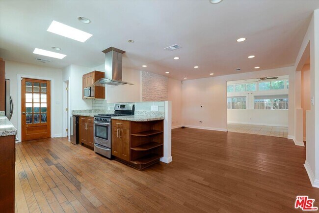 Building Photo - 22750 Clarendon St