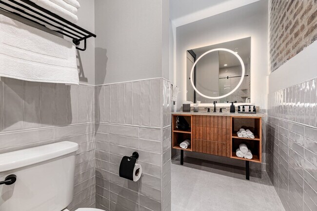 Building Photo - 1011 Canal St