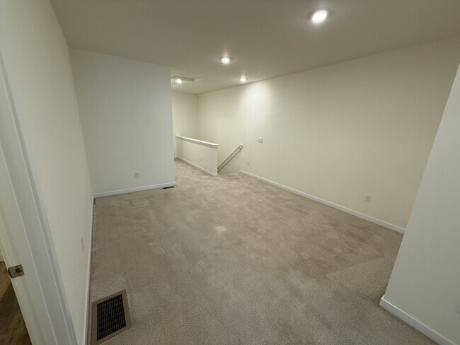 Building Photo - 885 E 98th Ave