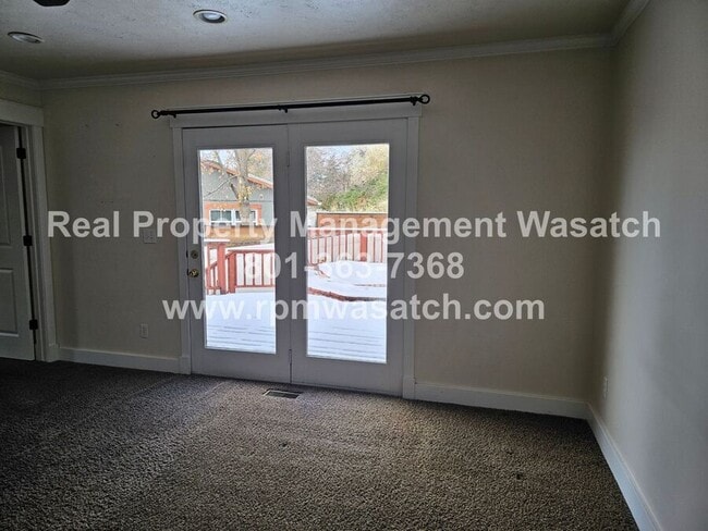 Building Photo - 985 Northcliffe Dr N