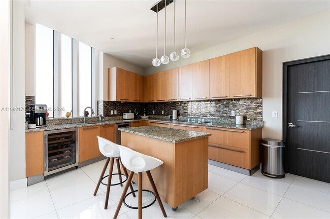 Building Photo - 15901 Collins Ave