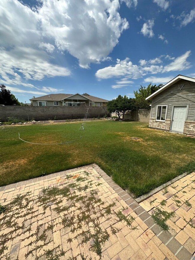 Building Photo - 5 Bedroom Home with 2 Car Garage
