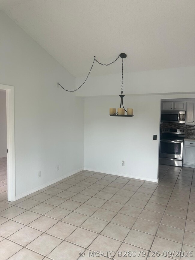 Building Photo - 1627 SE Green Acres Cir