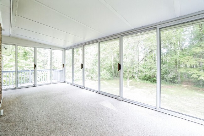 Building Photo - Spacious 5BR / 3BA House in Marietta