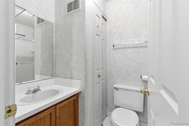 Building Photo - 15090 Northpointe Dr