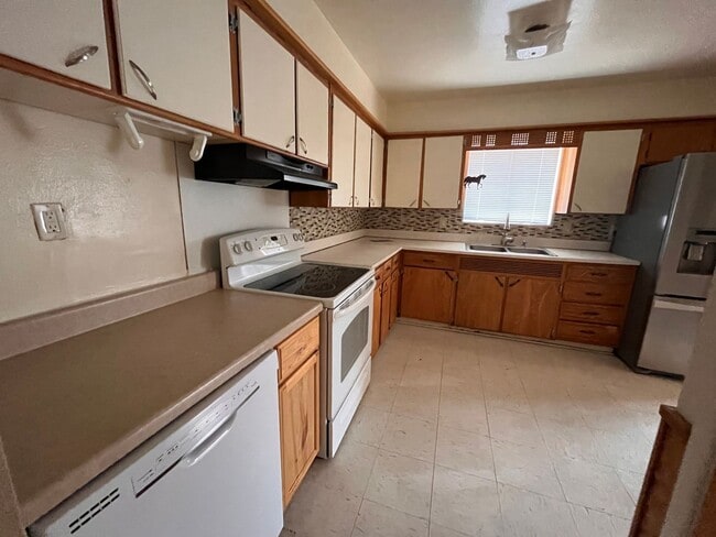 Building Photo - Pet Friendly property!