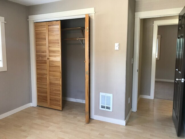 Building Photo - 2x2 with Loft! Walk to Harney Elementary! ...