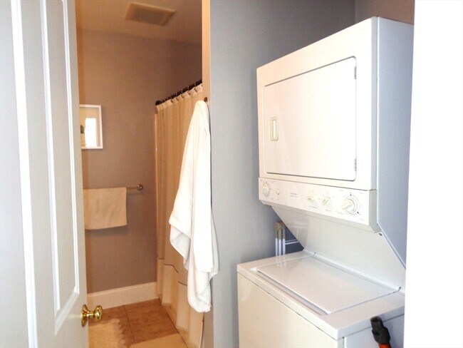 Building Photo - 17 Robbins St