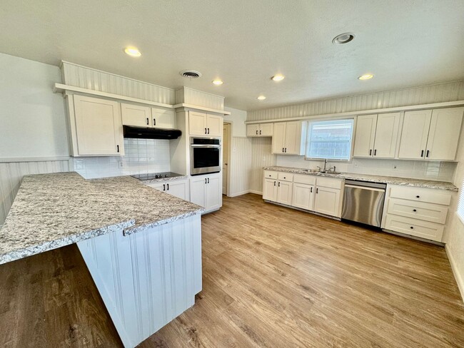 Building Photo - Newly Remodeled 3 bed 2 bath