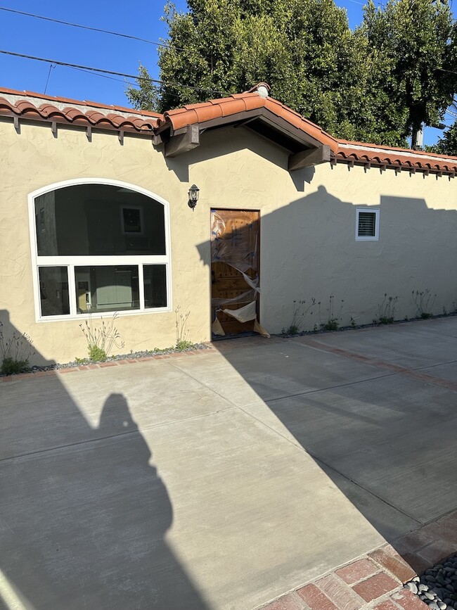 Building Photo - 452 N Crescent Heights Blvd