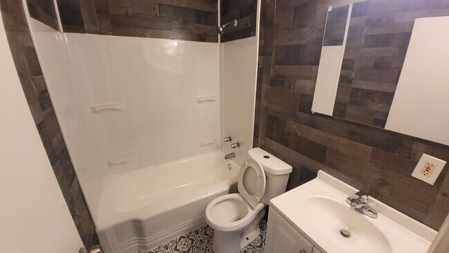 Building Photo - 2-bedroom, newly remodeled home on Flint's Southwest side.