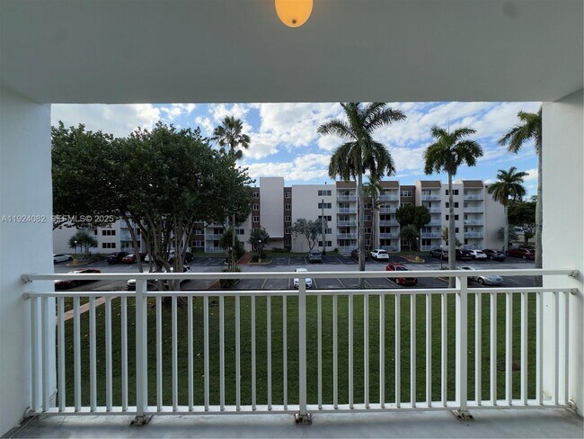 Building Photo - 6930 Miami Gardens Dr