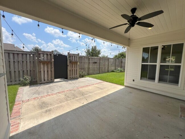 Building Photo - Beautiful 4-Bedroom Home in The Magnificen...