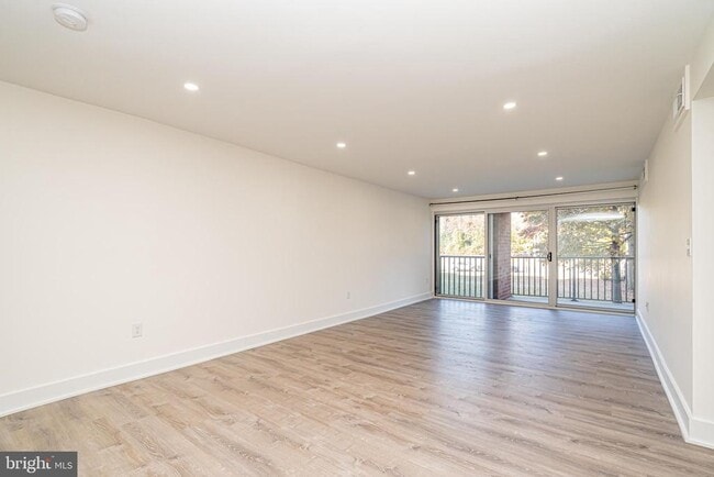 Building Photo - 1300 Army Navy Dr