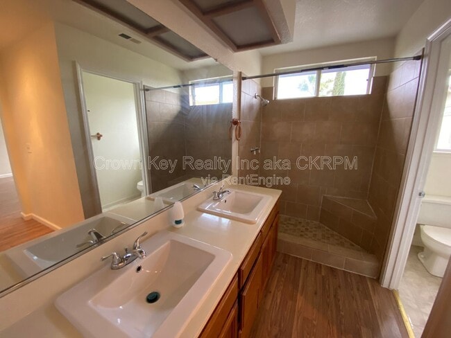 Building Photo - 960 Vallerand Rd