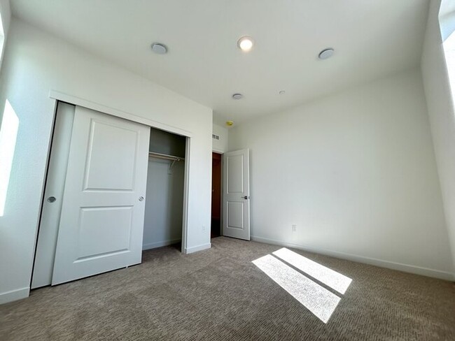 Building Photo - Folsom Solar 4 Bedroom Property + Beautifu...