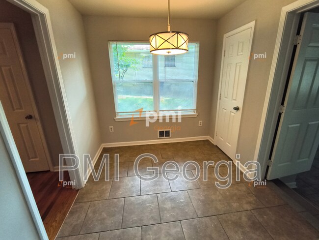 Building Photo - 819 Forrest Cir SE