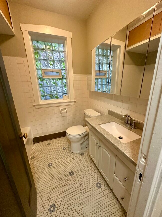 Building Photo - 6327 N Oakley Ave