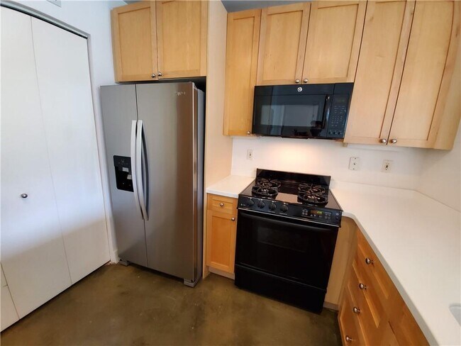 Building Photo - 845 Spring St NW