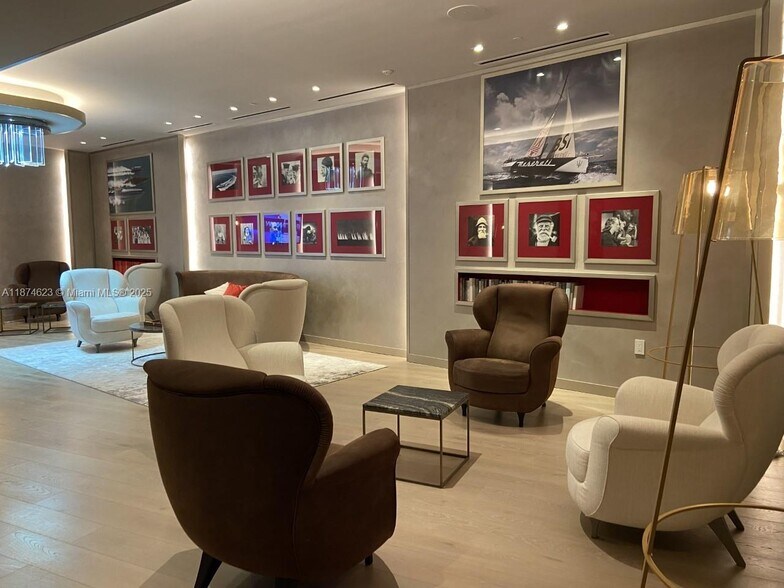 Building Photo - 1000 Brickell Plz