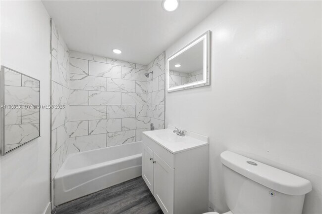 Building Photo - 3680 Inverrary Dr