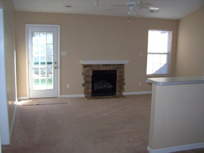 Building Photo - 2 bed, 2 bath, 1 car garage ranch style townhouse in Halls/Fountain City area