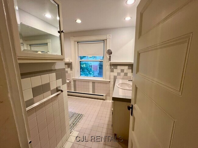 Building Photo - 684 Washington St